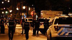 Oficiales de la polic&iacute;a de Chicago investigan la escena de un tiroteo en Chicago, Illinois, el 21 de julio de 2020. 