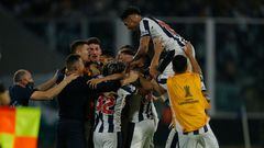 Argentina's Talleres de Cordoba Italian Matias Esquivel celebrates with teammates after scoring against Peru's Sporting Cristal during their Copa Libertadores group stage football match, at the Mario Alberto Kempes stadium in Cordoba, Argentina, on April 26, 2022. (Photo by DIEGO LIMA / AFP)