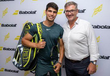 El tenista español Carlos Alcaraz posa junto a Eric Babolat tras renovar su acuerdo con la marca de raquetas francesa hasta el año 2030.