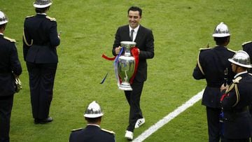 Xavi Hernández devolvió en París el trofeo de la Eurocopa