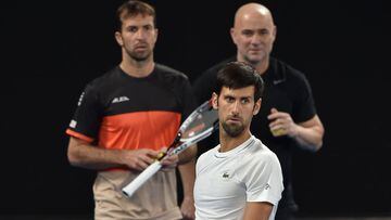 Andre Agassi y Radek Stepanek supervisan un entrenamiento de Novak Djokovic antes del Open de Australia 2018.