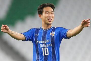 Ulsan's midfielder Yun Bit-Garam reacts during the AFC Champions League round of 16 football match between Korea's Ulsan Hyundai and Australia's Melbourne Victory on December 6, 2020 at the Education City Stadium in the Qatari city of Ar-Rayyan. (Photo by