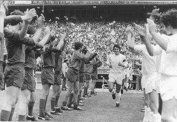 Real Madrid's Santillana leads his side out at Racing Santander in the 1978-79 season after the title went to the Bernabéu.