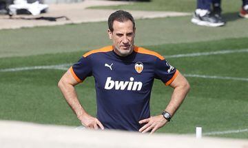 El entrenador español volvió al equipo por séptima vez. Tras la salida de Javi Gracia dirigió al Valencia las últimas cuatro jornadas de la temporada 2020-2021 logrando un decimotercer puesto. En total fueron 4 partidos.