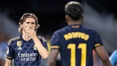 Modric y Rodrygo, en los preparativos del penalti que el brasileño lanzó en el Celta-Real Madrid de la jornada 3 de LaLiga EA Sports.