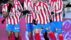 <b>CELEBRACIÓN. </b>Perea, Jurado, Valera, Simao y Forlán felicitan a Reyes tras conseguir su primer gol oficial con el Atlético.