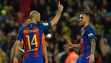 Barcelona&#039;s Argentinian defender Javier Mascherano (L) celebrates with Barcelona&#039;s forward Paco Alcacer (R) after scoring a penalty goal during the Spanish league football match FC Barcelona vs CA Osasuna at the Camp Nou stadium in Barcelona on 