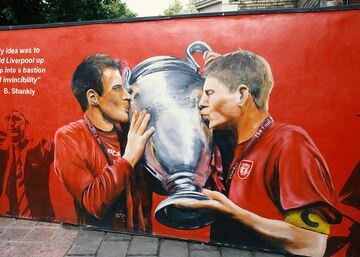 Jamie Carragher and Steven Gerrard kissing the Champions League.