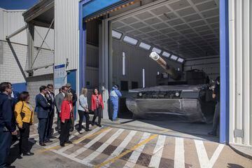 La ministra de Defensa, Margarita Robles (1d) durante su visita a los tanques Leopard en la planta de Santa Bárbara Sistemas. A 23 de marzo de 2023, en Sevilla (Andalucía, España). La ministra de Defensa, Margarita Robles ha visitado hoy jueves, la fábrica Santa Bárbara Sistemas, perteneciente al grupo General Dynamics, tiene ya "prácticamente terminada" la "absoluta puesta a punto" de seis carros de combate Leopard 2A4 desechados por el Ejército de Tierra hace ya unos 15 años, para su envío a Ucrania en el marco de los compromisos adoptados por España para apoyar a dicho país frente a la invasión rusa.
23 MARZO 2023
María José López / Europa Press
23/03/2023