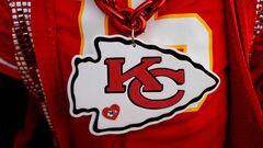 KANSAS CITY, MISSOURI - JANUARY 29: A detailed view of the Kansas City Chiefs logo on a fan prior to a game against the Cincinnati Bengals in the AFC Championship Game at GEHA Field at Arrowhead Stadium on January 29, 2023 in Kansas City, Missouri.   David Eulitt/Getty Images/AFP (Photo by David Eulitt / GETTY IMAGES NORTH AMERICA / Getty Images via AFP)