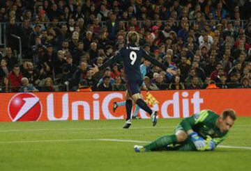 Fernando Torres runs away to celebrate after opening the scoring