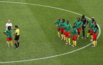 Las imágenes de la polémica del partido entre Inglaterra y Camerún.