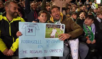 Marco y su padre en el partido del Cacereño-Real Madrid.
