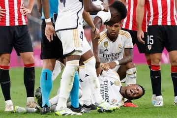 El defensa del Real Madrid Ëder Militao se lamenta en el suelo, durante el partido de Liga en Primera División ante el Athletic que disputan este sábado en el estadio de San Mamés, en Bilbao.