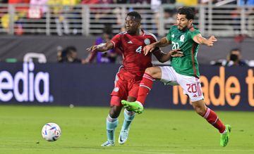Henry Martin y Carlos Cuesta compiten por la pelota en el amistoso internacional entre Colombia y México.