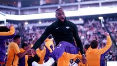 LeBron James, alero de Los Angeles Lakers, celebra una canasta en el banquillo.