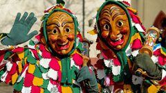Imagen de dos personas disfrazas por Carnaval.