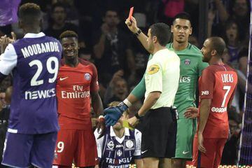 French refere Franck Schneider (C) gives a red card to Paris Saint-Germain's Ivorian defender Serge Aurier (2ndL) during the French L1 football match Toulouse (TFC) vs Paris Saint-Germain (PSG) on September 23, 2016 at the Municipal stadium in Toulouse.