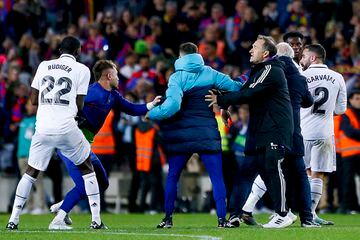 Con el partido terminado, ambos equipos tomaron direcciones opuestas. Mientras los culés se dirigían a celebrar y el Madrid se recogía, Carvajal y Arnau Tenas se cruzaron. Segundos después de coincidir, acabaron encarados. 