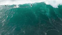 Un surfista realizando el drop en Killers, una ola que rompe en Todos Santos, Baja California Sur, M&eacute;xico, el 13 de enero del 2023. 