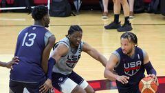 Jalen Brunson intenta superar la defensa de Jalen Williams aprovehando el bloqueo de Jaren Jackson Jr en los entrenamientos de USA Basketball en Las Vegas.