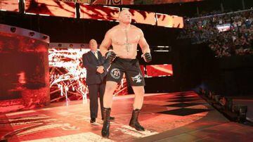 Brock Lesnar salta junto con su mánager, Paul Heyman, al ring de la WWE.