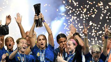 United States forward Alex Morgan (C) raises the SheBelieves Cup trophy as the United States Women�s National Soccer Team celebrates following the 2023 SheBelieves Cup soccer match between the United States and Brazil at Toyota Stadium in Frisco, Texas, on February 22, 2023. (Photo by Patrick T. Fallon / AFP)