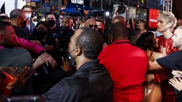 Nueva York (Estados Unidos), 09/12/2021.- Conor McGregor (izq.) intenta abrirse paso hacia Machine Gun Kelly (der.) mientras Megan Fox (2-der.) interviene en la alfombra roja de los MTV Video Music Awards en el Barclays Center en Brooklyn, Nueva York, Estados Unidos, 12 de septiembre de 2021. 