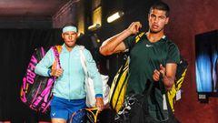 Los tenistas espa&ntilde;oles Rafa Nadal y Carlos Alcaraz saltan a la pista antes de su partido de cuartos de final en el Mutua Madrid Open.