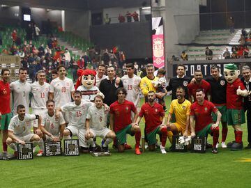 Los jugadores de las selecciones de España y Portugal posando juntos.
