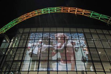 El arco del estadio iluminado con los colores de la bandera brasileña. Además iluminaban la fachada con imágenes de Pelé jugando contra la Selección de Inglaterra.
