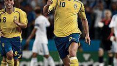 <b>HÉROE SUECO. </b>Ibrahimovic celebra el golazo que marcó de gran disparo con la pierna derecha y que permitió superar a Grecia.