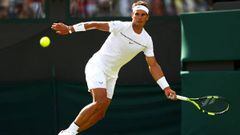 Rafa Nadal devuelve una bola ante John Millman en el partido de primera ronda de Wimbledon.