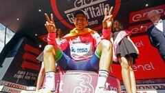 Esteban Chaves celebra, el bogotano es el líder del Giro de Italia.