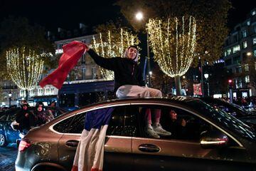 Miles de aficionados celebran el pase a cuartos por las calles de París. 