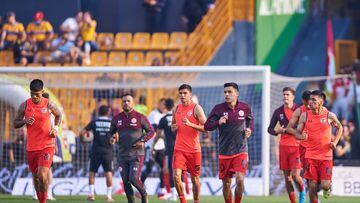 Jugadores del Toluca realizan ejercicios de calentamiento previo a un juego contra Tigres.