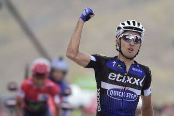 Etixx-Quick Step cyclist Gianluca Brambilla (R) celebrates winning as he crosses the finish line ahead of Movistar's Colombian cyclist Nairo Quintana during the 15th stage of the 71st edition of "La Vuelta" Tour of Spain, a 120km route Sabinanigo to Formi