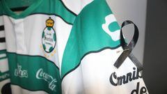 Santos Laguna inicia Liga MX con un moño negro en su uniforme