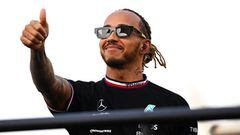 BAHRAIN, BAHRAIN - MARCH 20: Lewis Hamilton of Great Britain and Mercedes gives a thumbs up from the drivers parade before the F1 Grand Prix of Bahrain at Bahrain International Circuit on March 20, 2022 in Bahrain, Bahrain. (Photo by Clive Mason/Getty Images)