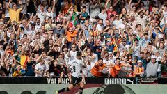 VALENCIA, 16/09/2023.- El delantero del Valencia Hugo Duro celebra el segundo gol del partido de Laliga EA Sports que disputan el Valencia y el Atlético de Madrid, este sábado en el estadio de Mestalla, en Valencia.-EFE/Ana Escobar
