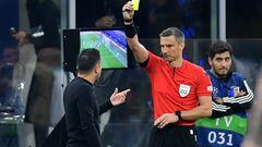 Soccer Football - Champions League - Group C - Inter Milan v FC Barcelona - San Siro, Milan, Italy - October 4, 2022  FC Barcelona coach Xavi is shown a yellow card by referee Slavko Vincic after their first goal was disallowed REUTERS/Daniele Mascolo