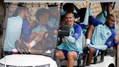 Griezmann conduce un ‘buggy’ que transporta a Hermoso, Witsel y Kondogbia, entre otros, antes del entrenamiento del Atlético.