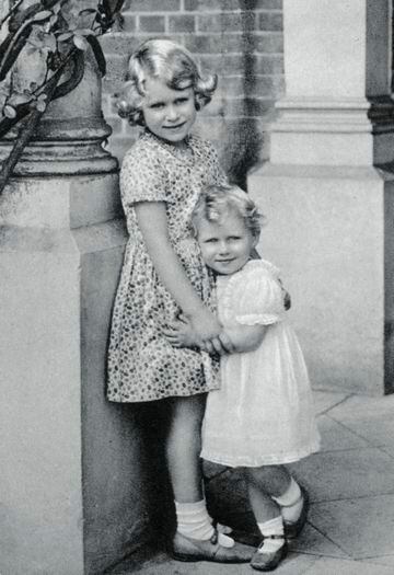 Isabel II a los seis años, con su hermana menor, la princesa Margarita con dos años. 