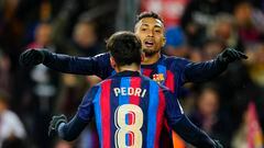 El centrocampista del Barcelona Pedri celebra con Raphinha tras marcar ante el Getafe, durante el partido de Liga en Primera División que FC Barcelona y Getafe CF disputan este domingo en el Camp Nou.