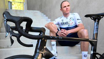 Chris Froome posa junto a su nueva bicicleta en el Israel.