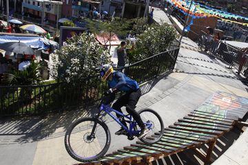 Los mejores exponentes del downhill recorrieron las calles de varios barrios de la comuna trece de Medellín. Con el evento se buscaba que el recorrido de 2260 metros se convierta en un nuevo récord mundial. Los Récord Guiness enviaron dos representantes para avalarlo. Uno de los participantes fue el mejor de la modalidad, el estadounidense Nicholi Rogatkin.