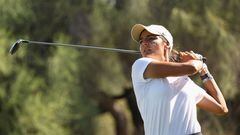 La golfista española Carolina López-Chacarra, del equipo Wake Forest Demon Deacons golpea una bola durante el campeonato de golf femenino de la NCAA en el Grayhawk Golf Club de Scottsdale, Arizona.