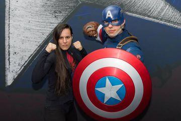 Joana Pastrana, junto a Capitán América.