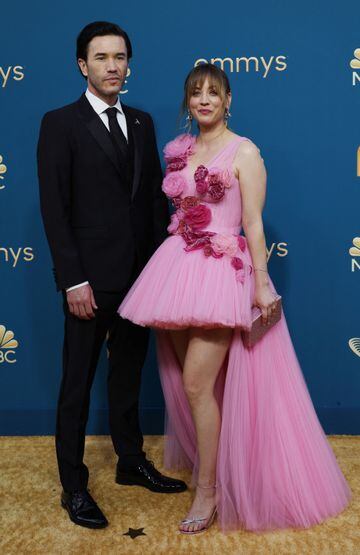 Kaley Cuoco y Tom Pelphrey en la alfombra roja de los Premios Emmy 2022.