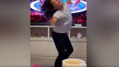 A Shakira le sale una joven rival: la hija de James imita su famoso baile de la Super Bowl